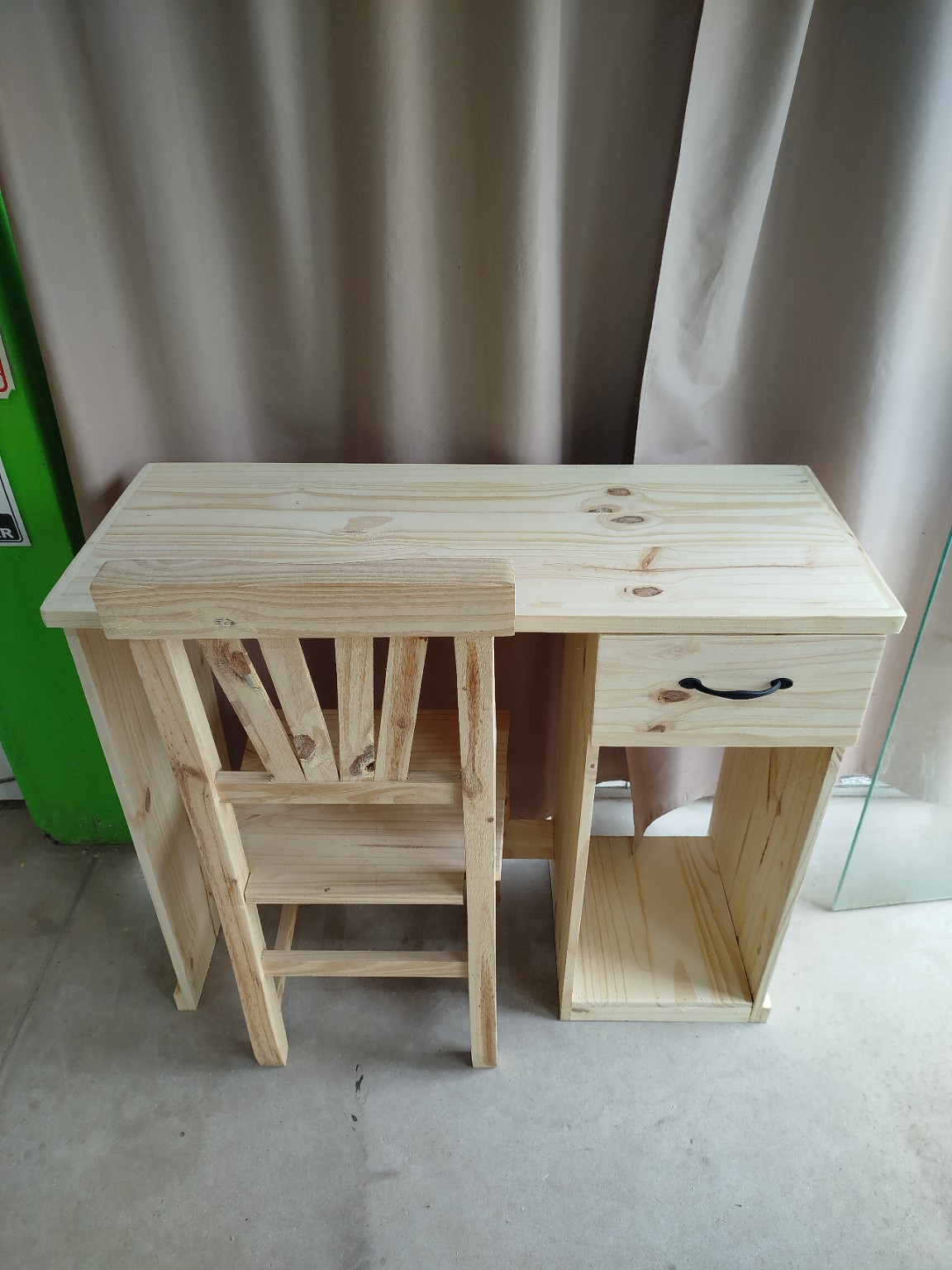 Escritorio de pino con cajón y estante — Aquí Pino