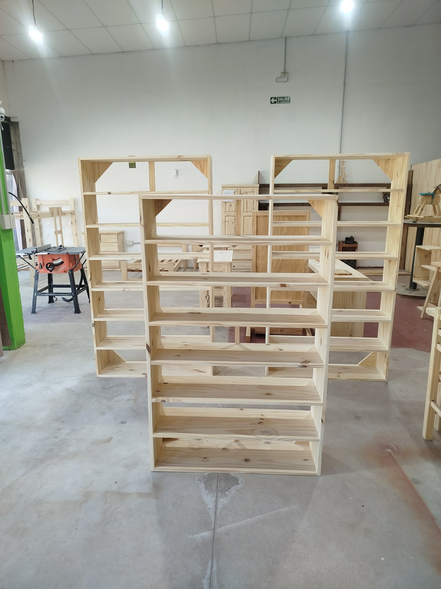 Estanterías con tablas de pino